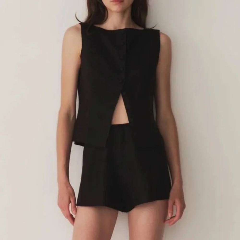 ISO! Doen Loren linen shorts in Black